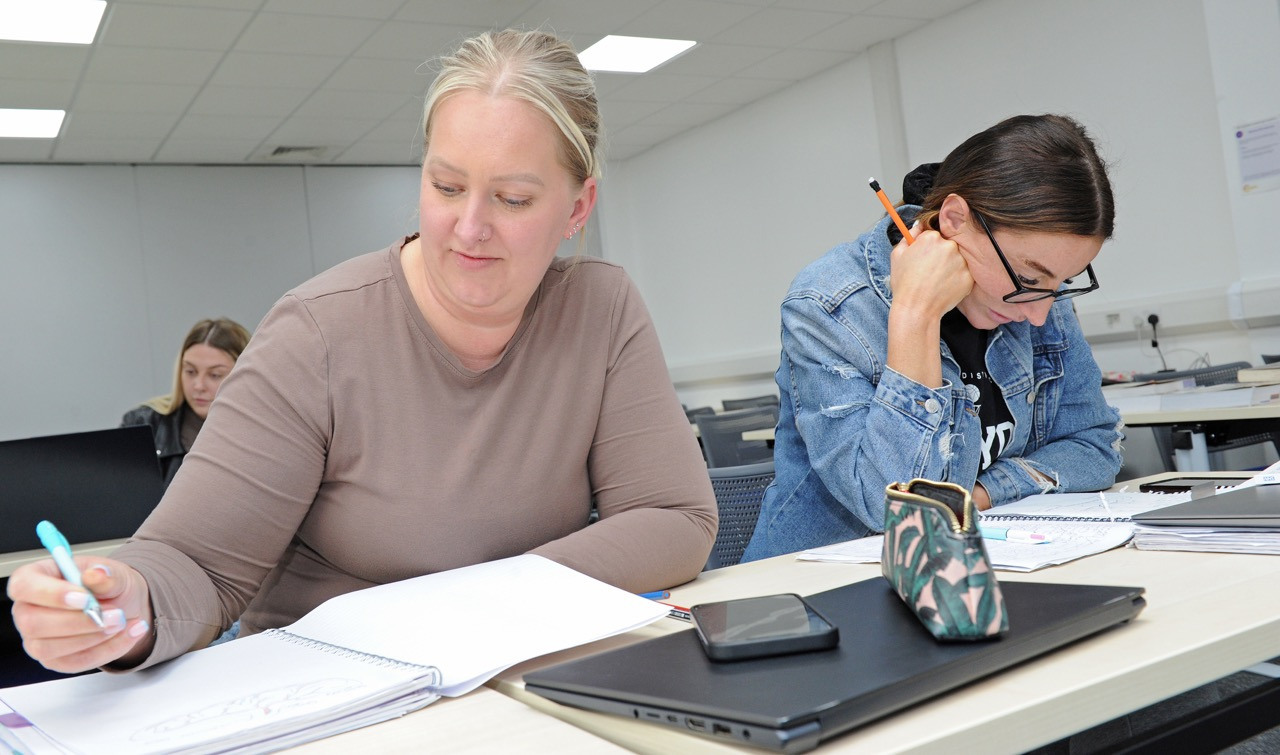 Adult students working in classroom (English & Maths thumbnail image)