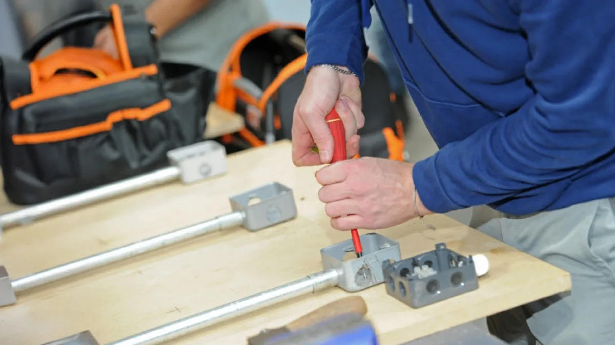Electrician Hands Small grid tile